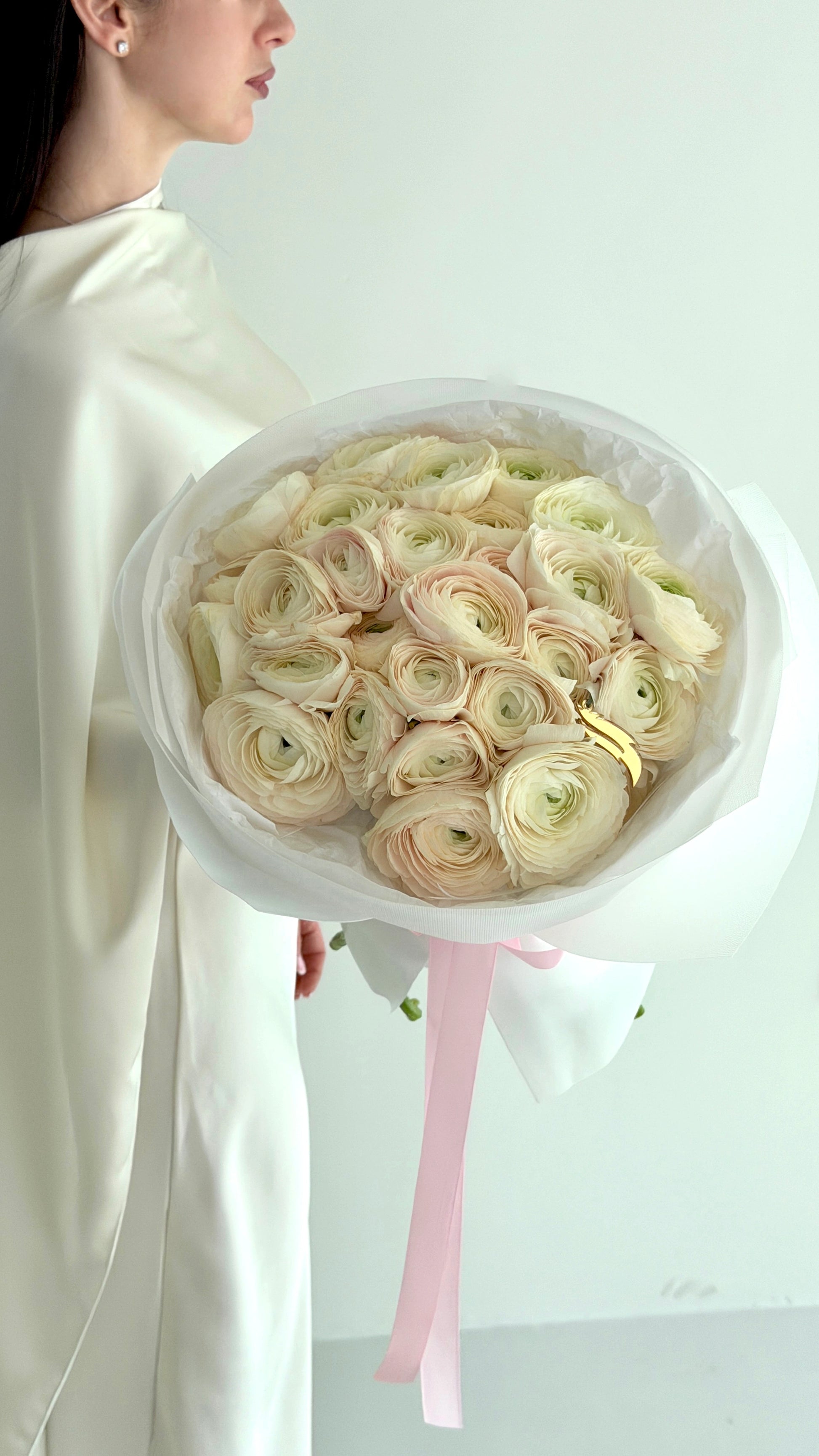 Mono bouquet of white Hanoi ranunculus by ALys Studio Dubai
