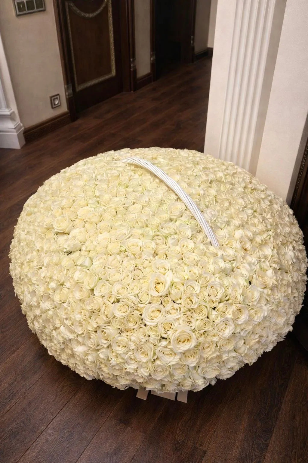 1000 Classic White Roses in Basket