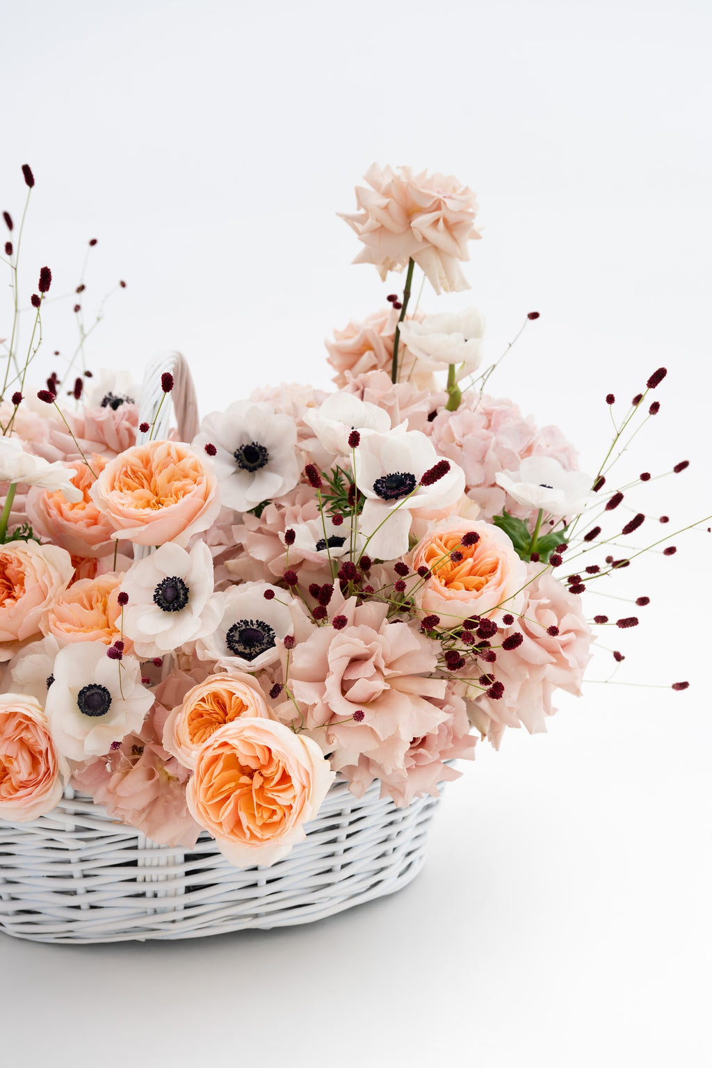 Нежная корзина с пионовидными розами и анемонами