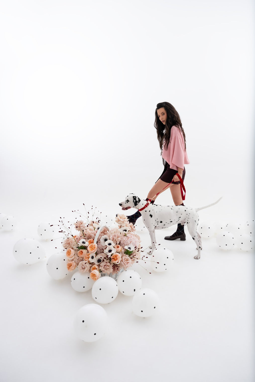 Нежная корзина с пионовидными розами и анемонами